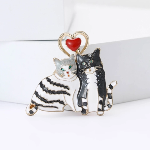 Schattige Knuffelende Kat Broche Legering Emaille Dieren Speld Met Rood Hart Mode Revers Badge Sieraden Voor Dames
