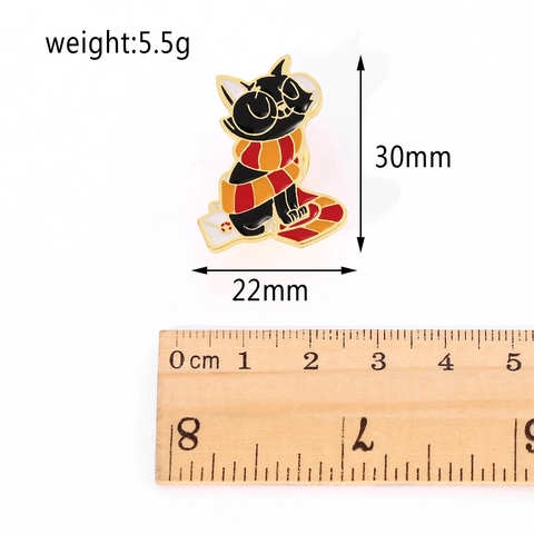 Spilla in Smalto Gatto Nero Cartoon Con Sciarpa a Righe Sulla Busta Distintivo Creativo in Metallo per Decorazione Borsa Abbigliamento