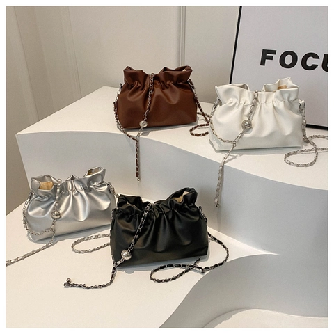 Borsa a Spalla Cloud Plissettata in Pelle PU da Donna Borsa a Secchiello Minimalista con Coulisse e Tracolla a Catena per Feste
