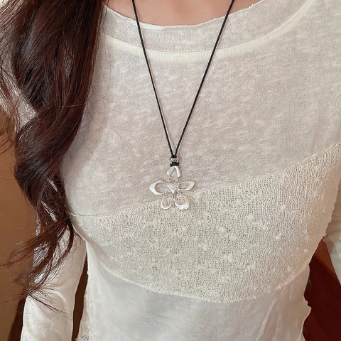 Collana Con Pendente Fiore Traforato E Dettaglio Cuore Lega Argentata Cordino Nero Regolabile Vintage Minimalista