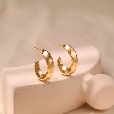Boucles d'Oreilles Clous en Cuivre Plaquées Or 18K Minimalistes pour Femmes Bijoux d'Oreille Style Métallique Forme C Géométrique