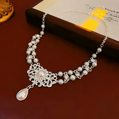Retro Hof Stijl Lagen Halskette Mit Wassertropfen Anhänger Hohllegierung Imitation Künstliche Perle Strass Luxus Schlüsselbeinkette Für Frauen