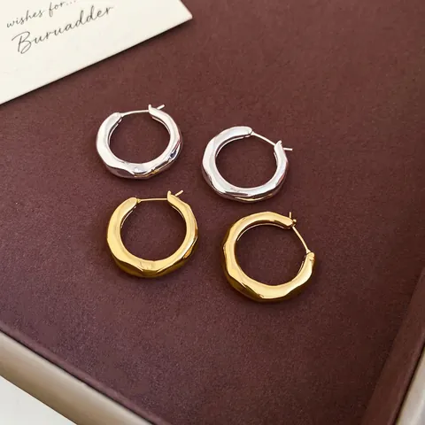 Pendientes De Aro Con Textura De Ola Irregular Chapados En Oro Real De 18K Hebilla De Oreja Redonda Geométrica De Cobre Para Mujer