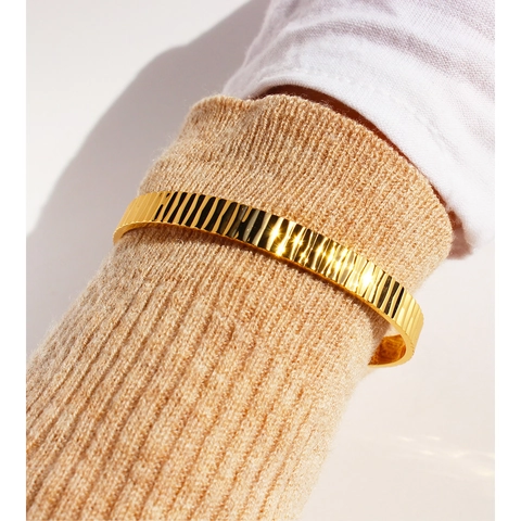Minimalistische Luxe Goud Verticale Streep Open Armring Voor Vrouwen Messing Verguld Geribbelde Textuur Verstelbare Sieraden