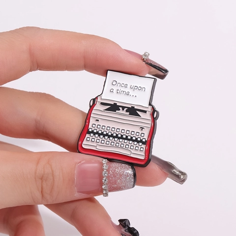 Retro Typewriter Enamel Brooch Pin Alloy Literary Quote Badge Vintage Cartoon Lapel Pin For Women Men Creative Jewelry Gift