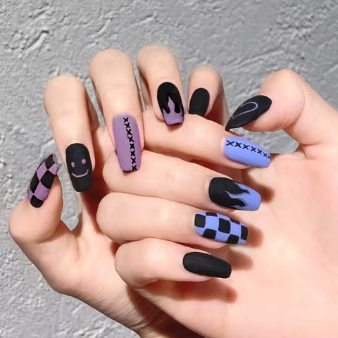 Dark Style Press On Nagels Matte Afwerking Vlam Hart Glimlach Schaakbord Balletvorm ABS Kunstnagels