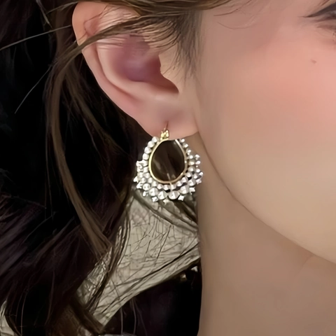 Orecchini A Cerchio Tondi Intrecciati Con Künstliche Perle Sintetiche E Strass Perno In Acciaio Francese Vintage Donne