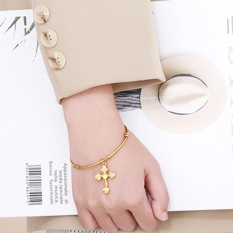Bracciale Rigido Aperto In Acciaio Inossidabile Con Croce E Rosa Pendente A Cuore Religioso Vintage Gioielli Per Donne
