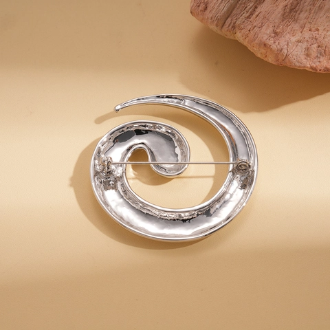 Minimalistische Brosche Aus Legierung Unregelmäßige Geometrische Spiralform Spiegelpolierte Mode Nadel Für Damen Anzug Mantel