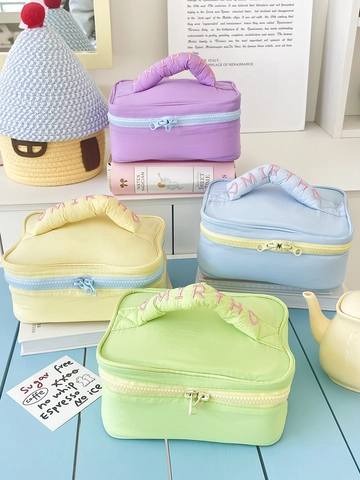 Borsa Da Toilette In Nylon Trapuntato Organizzatore Da Viaggio Imbottito Grande Capacità Colore Macaron Manico Ricamato