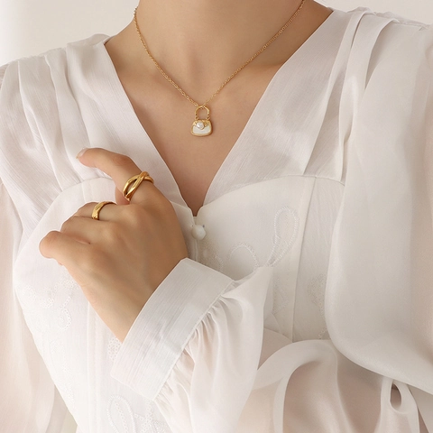 Elegante Collar de Colgante Mini Bolso de Acero de Titanio Con Perla de Imitación y Concha de Mar Blanca Joyería Mujer