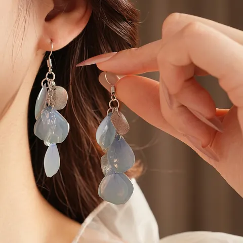 Blauwe Hars Bloemblad Hangoorbellen Met Matte Zilveren Ronde Pailletten Dames Zomer Strand Vakantie Elegante Sieraden