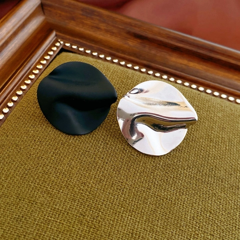 Unregelmäßige Plissierte Runde Ohrstecker Retro Liquid Metal Stil Kupferschmuck Mit Silbernem Ohrstecker Für Frauen