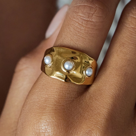 Anello Largo Vintage Acciaio Inossidabile Placcato Oro 18K Texture Martellata Irregolare Con Künstliche Perle Gioielli Eleganti Per Donne