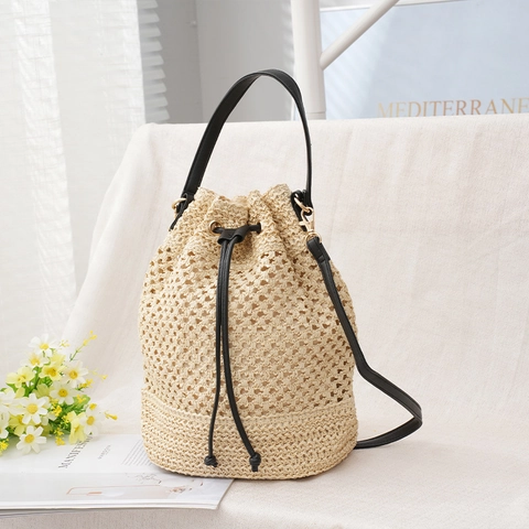 Damen Strohgeflochtene Beuteltasche Durchbrochen Kordelzug Kontrast PU Leder Schulter Handtasche Strand Urlaub Freizeit Stil
