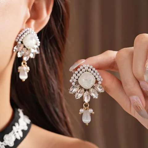Vintage Hof Stil Rhombus Hängeohrringe Mit Legierung Strass Imitation Künstliche Perle Und Silber Ohrstecker Elegant Für Frauen