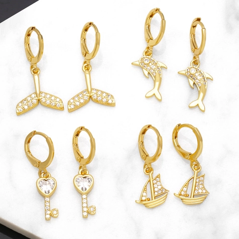 Orecchini A Cerchio Huggie Rame Placcato Oro 18K Zircone Animale Cuore Chiave Barca A Vela Gioielli Eleganti Da Donna