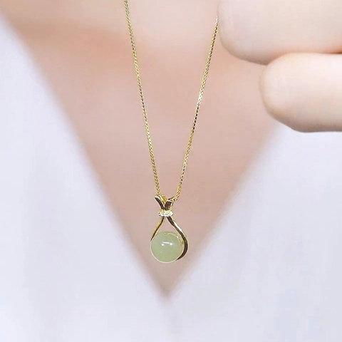 Collana con Ciondolo a Sacchetto della Fortuna in Acciaio al Titanio Carattere Fu Oro Zirconia Perla Artificiale per Donna Gioielli