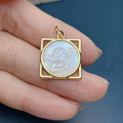 Pendente Angelo Quadrato Madreperla Bianca Rilievo Rame Placcato Oro 18K Ciondolo Cherubino Accessorio Gioielli DIY