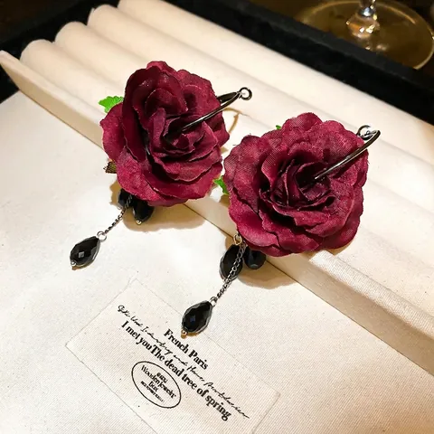 Orecchini Pendenti A Fiore Rosa In Tessuto Romantico Vintage Con Perline Di Vetro Nere E Perno In Argento Sterling 925