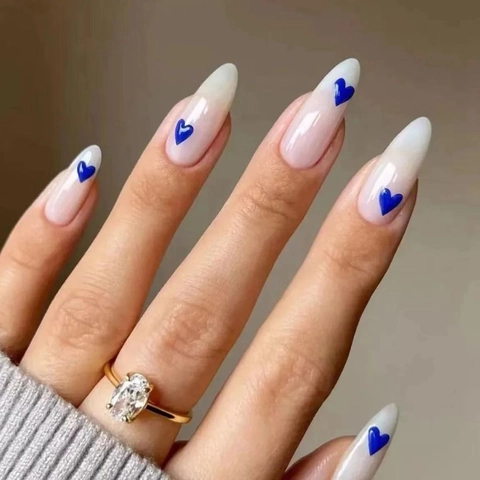 Press On Nails Forma A Mandorla Bianco Latte Semitrasparente Motivo A Cuore Blu Manicure Dolce Minimalista