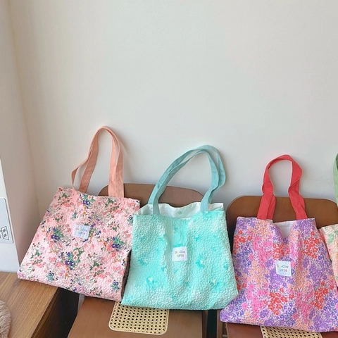 Blumen Tote Bag Große Kapazität Luftpolster Faltenstoff Kontrast Schultergurt Süßer Stil Shopping Handtasche Für Damen