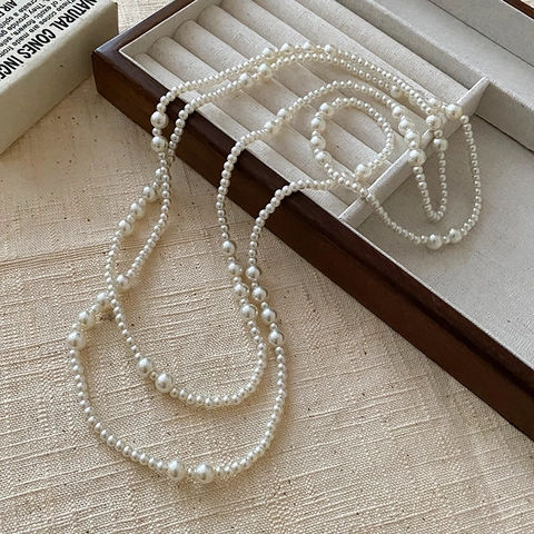 Französische Retro Lange Kunstperlenhalskette Mehrlagige Legierung Elegante Münzanhänger Pulverkette Für Damen