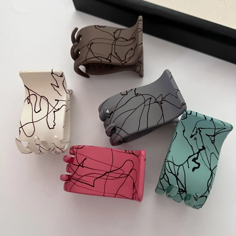 Matte Resin Hair Claw Clips With Abstract Black Line Patterns French Retro Strong Hold Hair Accessories For Women