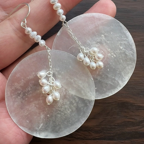Runde Schelp Kunstparelmoer Druppeloorbellen Met Witte Kunstparels Chique Mode Sieraden Voor Dames Stalen Oorsteker