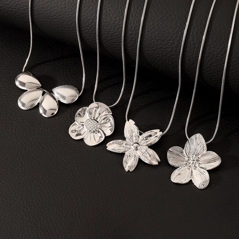 Retro Stainless Steel Flower Pendant Necklace For Women Waterproof Liquid Metal Snake Chain INS Style Fashion Jewelry