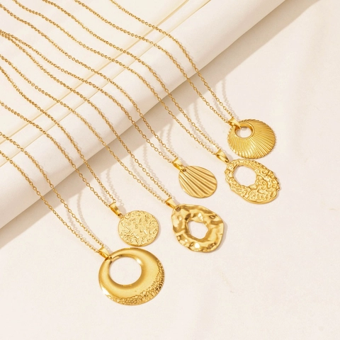 Vintage Stainless Steel Hollow Round Pendant Necklace For Women 18K Gold Plated Hammered Texture Geometric Jewelry Accessory