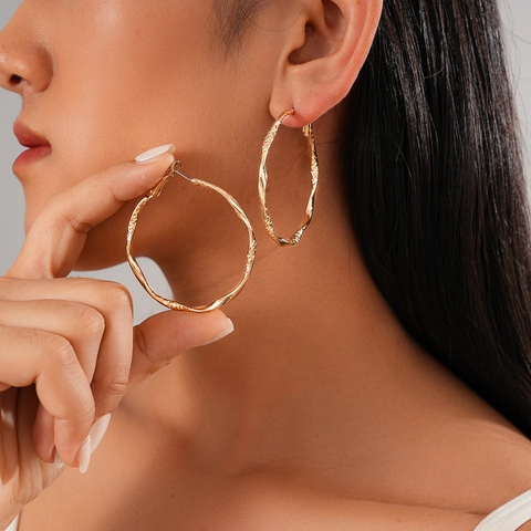 Minimalistische Geometrische Runde Creolen Für Frauen Legierung Mit Stahl Ohrenstecker Gedrehte Textur Stilvoller Schmuck