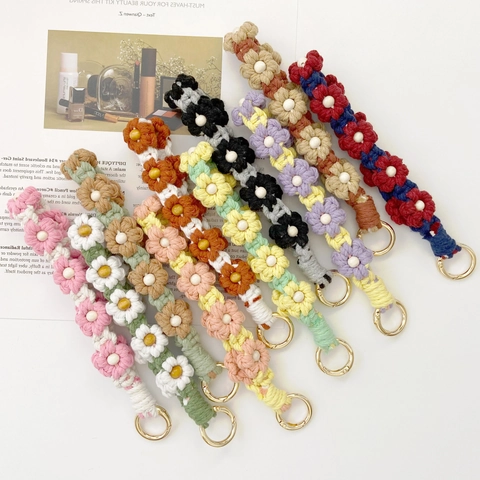Handmade Woven Daisy Flower Keychain Wooden Bead Cotton Rope Wrist Strap For Women Colorful Floral Bag Charm Key Ring Gift