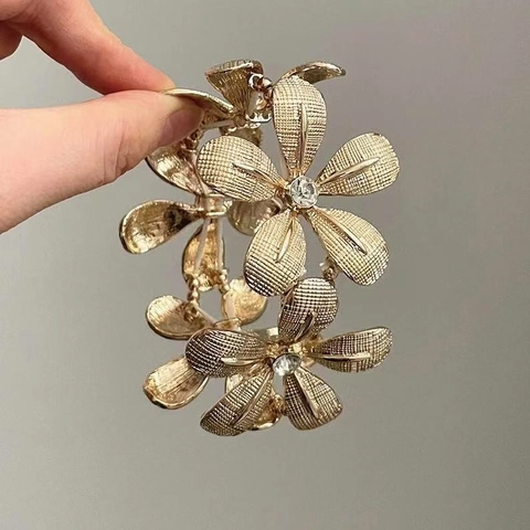 Pulsera De Aleación Forma Flor Con Diamantes Imitación Textura Malla Elástica Brazalete Metálico Para Mujeres Diseño Retro Nicho