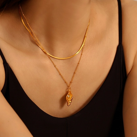 Collar con Colgante de Caracola de Acero de Titanio para Mujer Elegante Collar con Dije de Caracol Marino de Perla Artificial Bañado en Oro de 18K