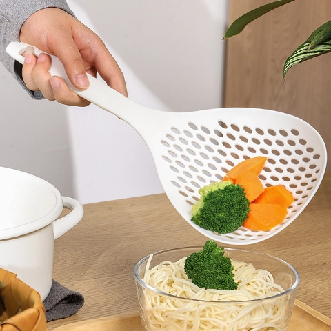 Grande Cucchiaio A Fessura Resistente Al Calore Plastica PP Scolapasta Per Tagliatelle Manico Lungo Antiscivolo Stile Giapponese