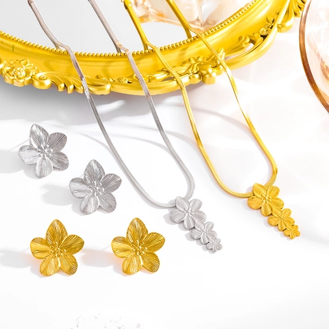 Conjunto de Joyería de Acero Inoxidable Oro con Colgante de Flor y Pendientes de Botón para Mujer Diseño Floral Retro Palacio