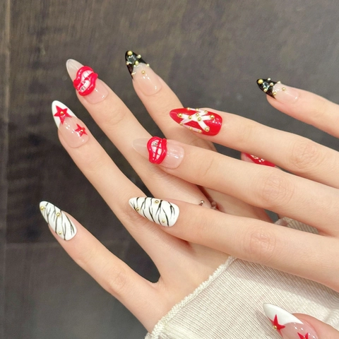 Unghie Finte Cool Con Stelle Rosse e Motivo Zebra Dipinte a Mano Forma a Mandorla Lunga Con Decorazione Labbra 3D Donna