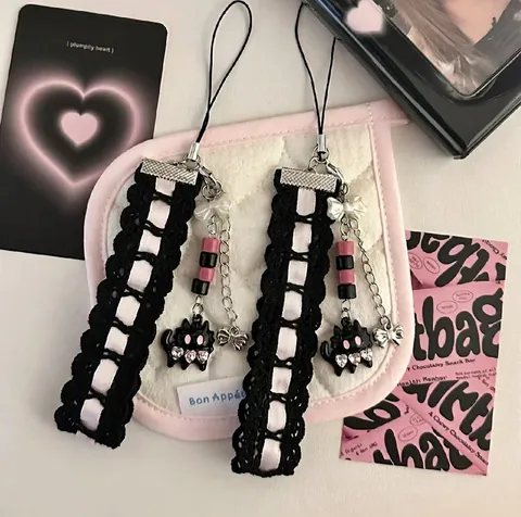 Bijou De Téléphone Chat Noir Rose Dentelle Ruban Lanière Perles Fait Main Pendentif Noeud Papillon Style Coquette