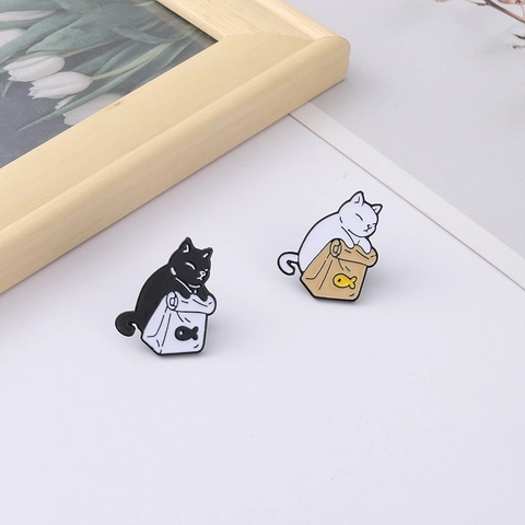 Schattige Cartoon Kat Knuffelen Vis Tas Emaille Pin Legering Brosche Mode Badge Voor Rugzak Kleding Revers Accessoire