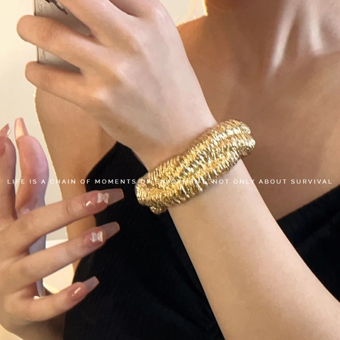 Bracciale Rigido Largo Lega Strutturata Irregolare Lava Avvolgente Aperto Regolabile Stile Vintage Per Donne