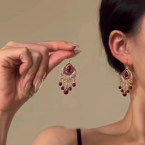Vintage Ethnische Hängeohrringe Für Damen Legierung Holle Geschnitzte Rote Wassertropfen Glasstein Böhmische Retro Palast Stil