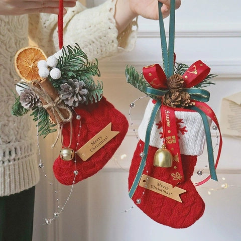 Handgefertigtes Gestricktes Weihnachtsstrumpf Ornament Mit Natürlichen Zapfen Zimt Metallglocken Festliche Dekoration