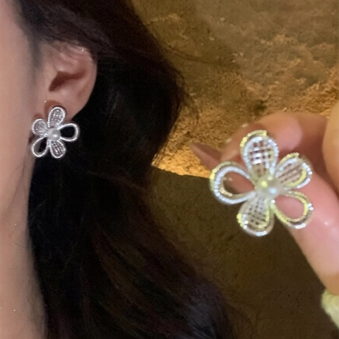 Orecchini A Lobo Con Künstliche Perle E Fiori Cavi Con Perno In Argento Design Vintage Francese Elegante Da Donna