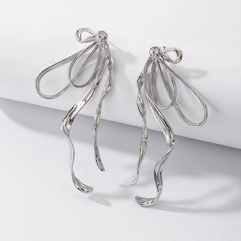 Legering Strass Strik Lint Hangende Oorbellen Met 925 Sterling Zilveren Oorsteker Lange Vloeibare Metaalstijl Sieraden