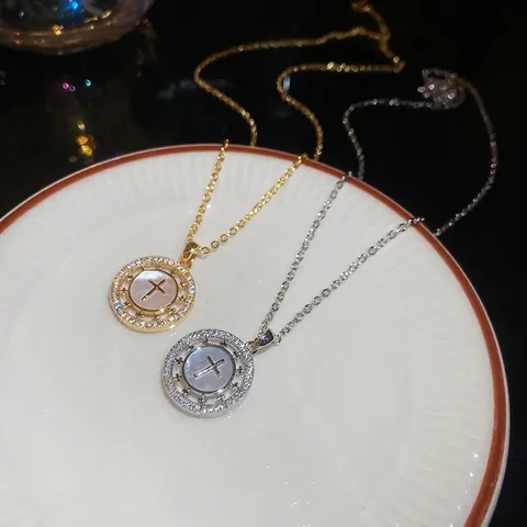 Collana Con Pendente A Croce E Intarsio In Madreperla Bianca E Zircone Rame Placcato Oro 18K Gioielli Eleganti Da Donna