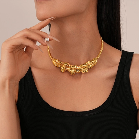 Collar Choker Para Mujer De Aleación Forma De Hoja De Metal Líquido Irregular Plisado Estilo Europeo