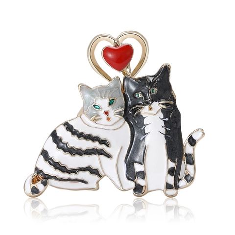 Schattige Knuffelende Kat Broche Legering Emaille Dieren Speld Met Rood Hart Mode Revers Badge Sieraden Voor Dames
