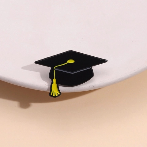 Spilla in Smalto a Forma di Tocco di Laurea e Scheletro Lega Verniciata I Graduated From Life Distintivo per Studenti Regalo