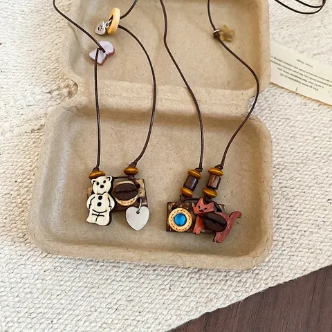 Handgemachte Holz Harz Katze Bär Anhänger Halskette Vintage Wald Stil Kamera Dekor Lange Wachsseil Schmuck Frauen